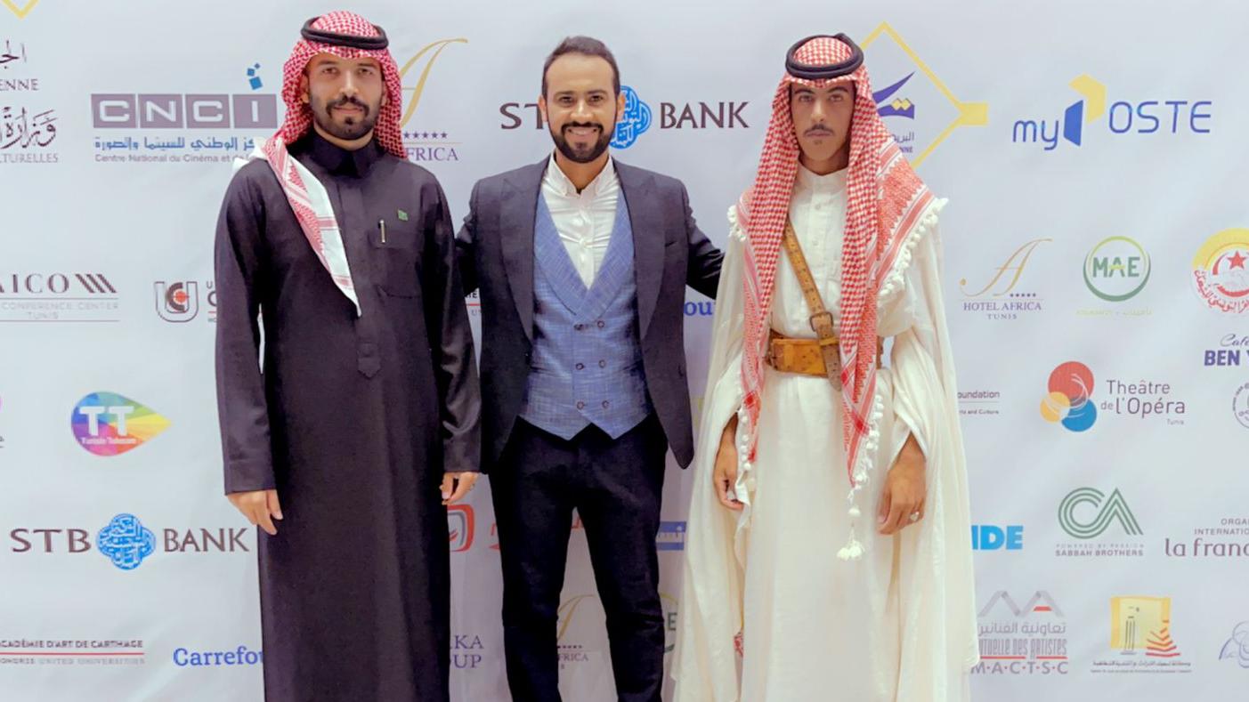 فهد فايز مخرج العمل يسار الصورة وبجانبه المنتج والموزع السعودي فيصل بالطيور والممثل سالم العطوي