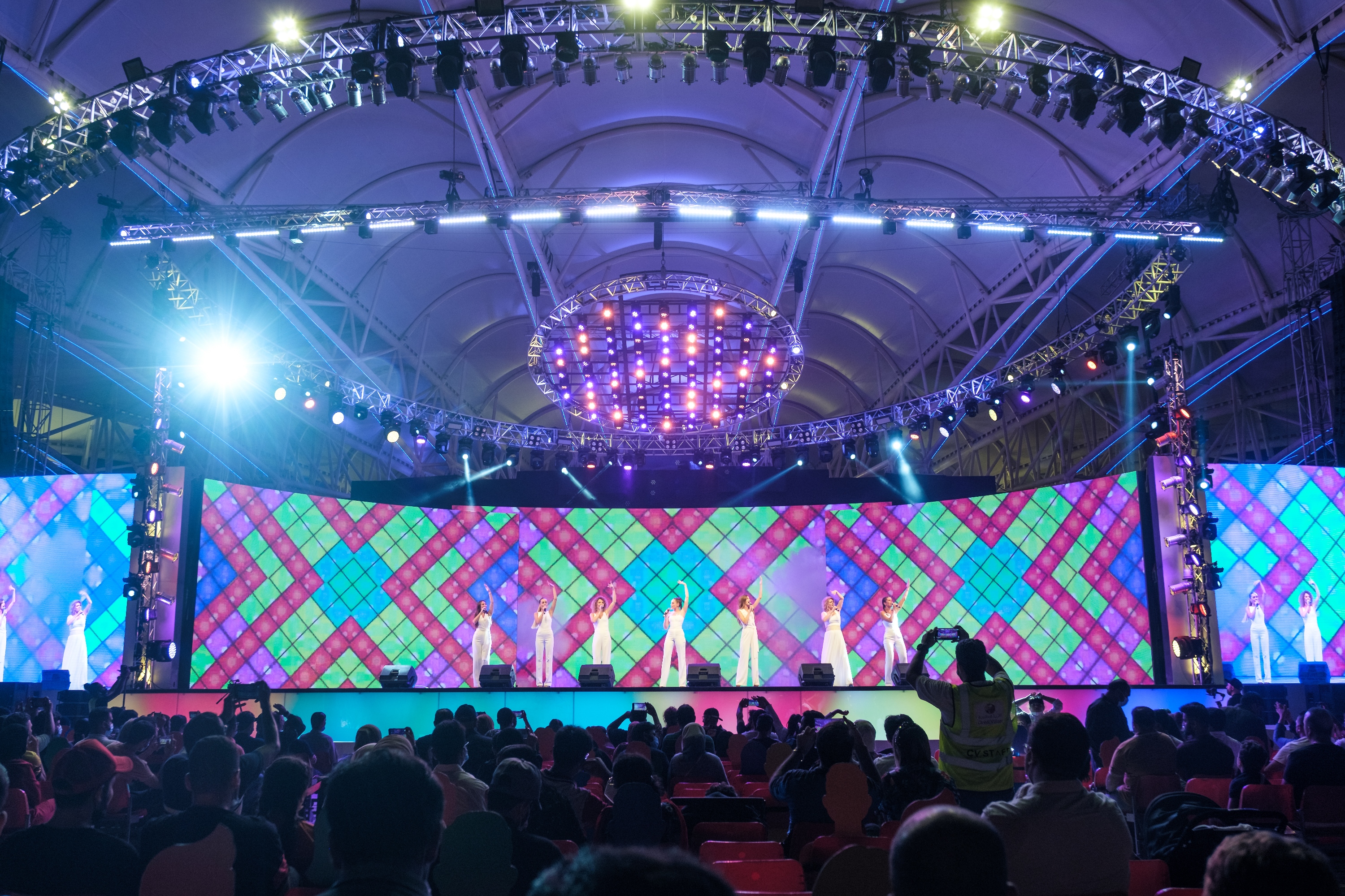 أصيل هميم تفتتح الموسم 26 من حفلات القرية العالمية