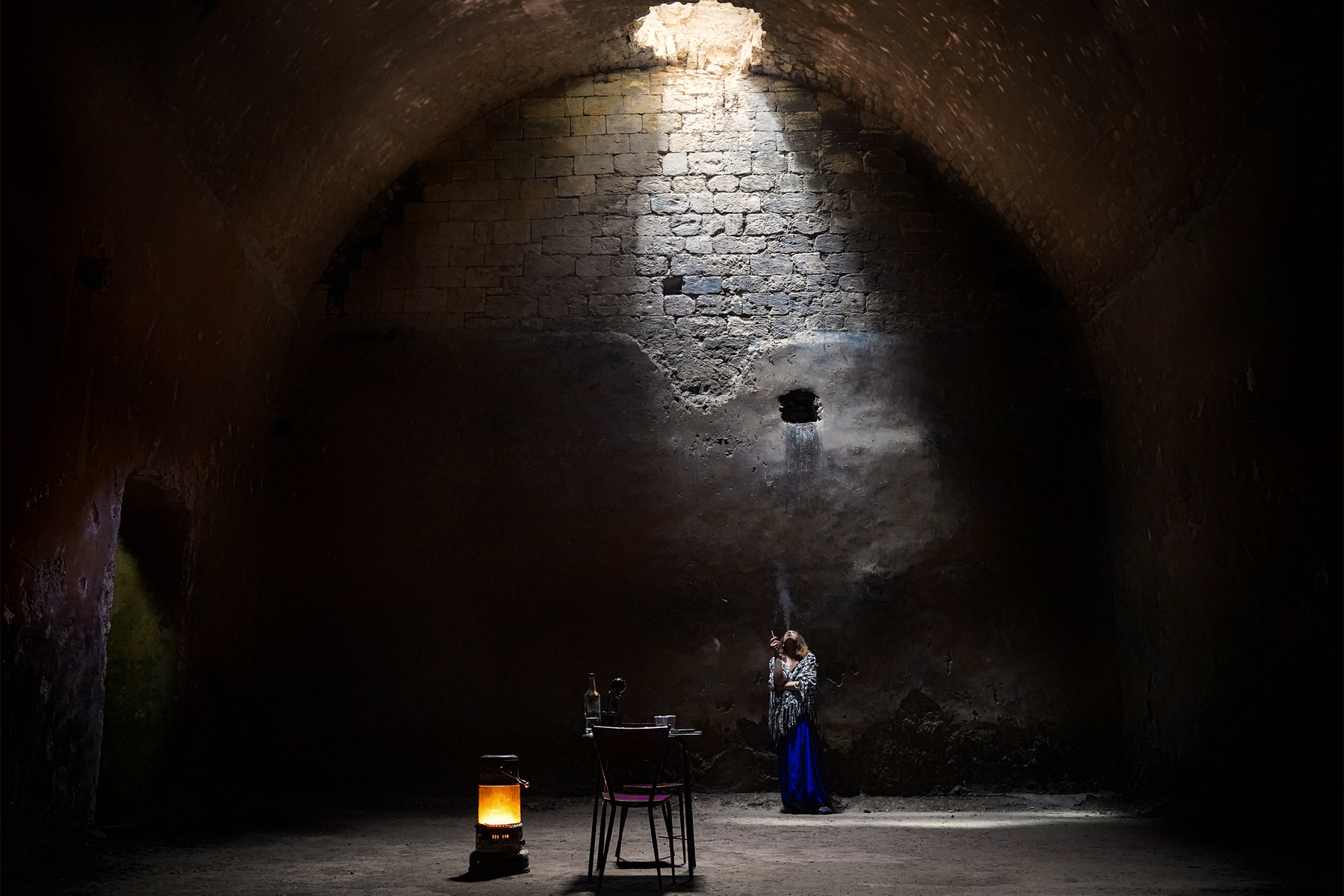 أجواء قاتمة داخل غرفة تحت الأرض في الملصق التشويقي لفيلم صالون هدى