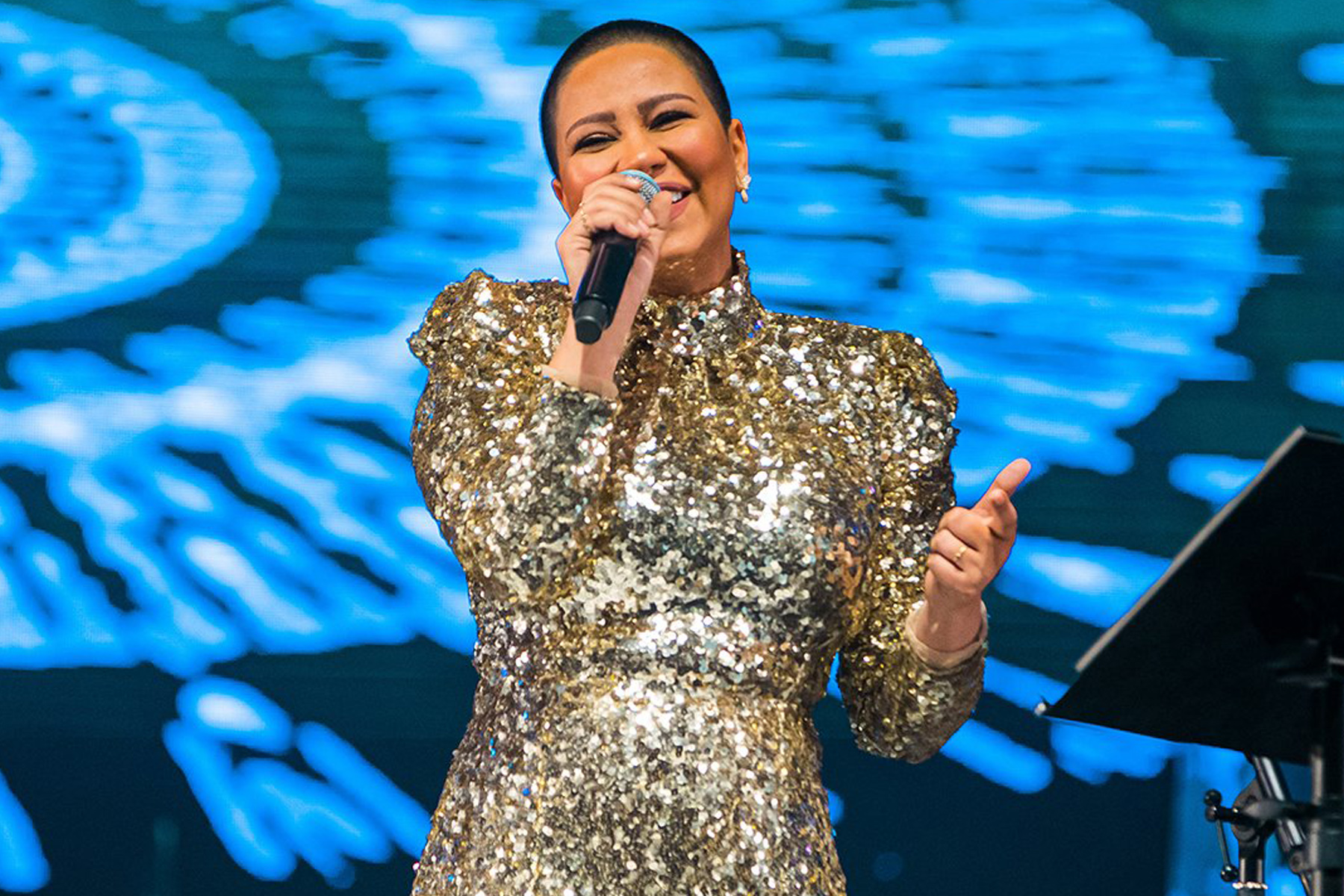 شيرين عبد الوهاب تحلق شعرها بالكامل وتقول: "أنا كدة فقت"