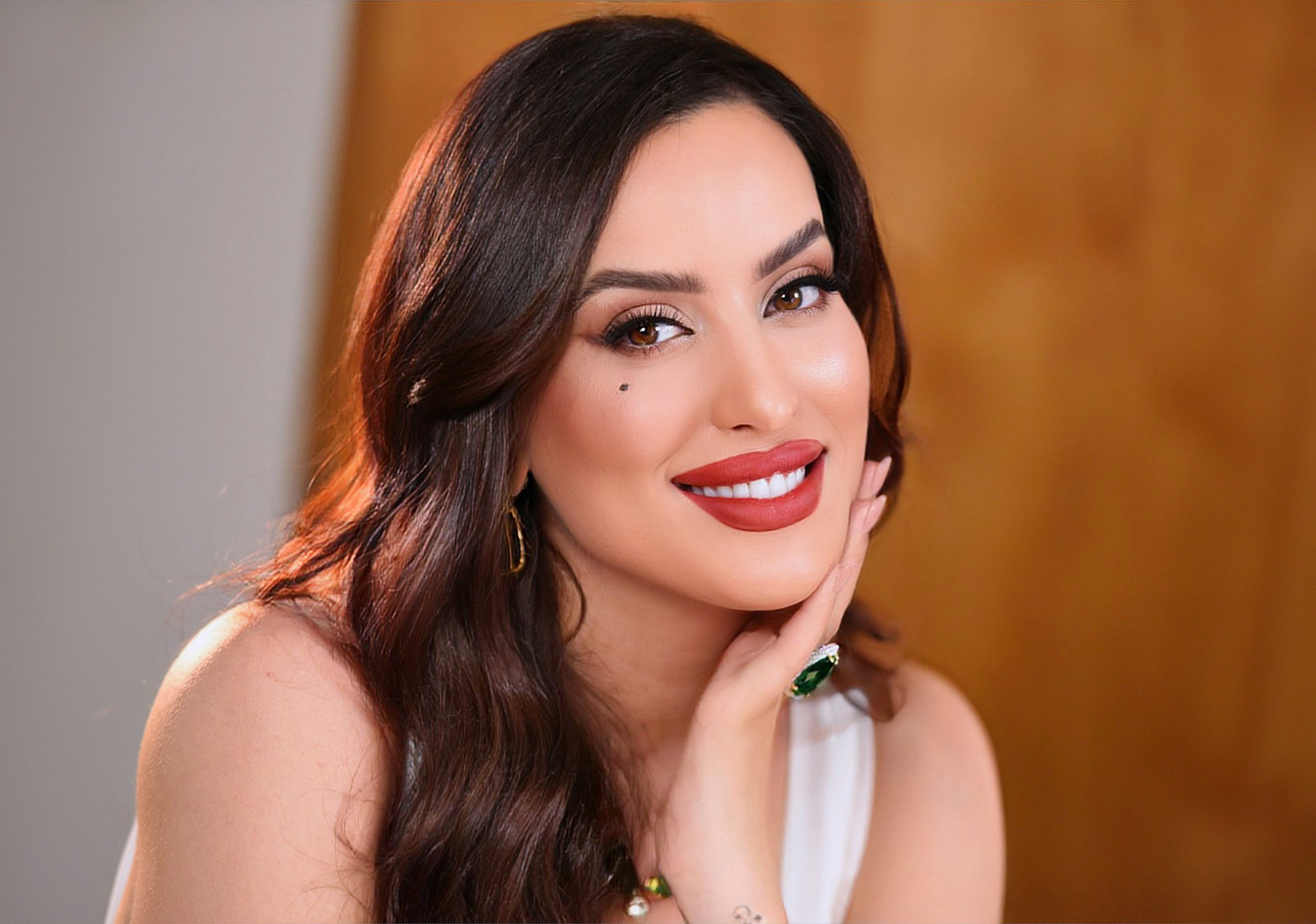 المغربية وسيمة تعود للساحة الفنية وتفتح "باب القفص"