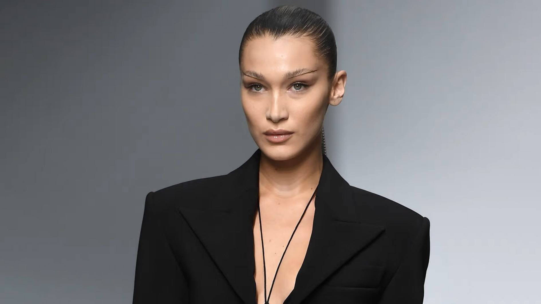 بيلا حديد تتضامن مع المحجبات في الهند 