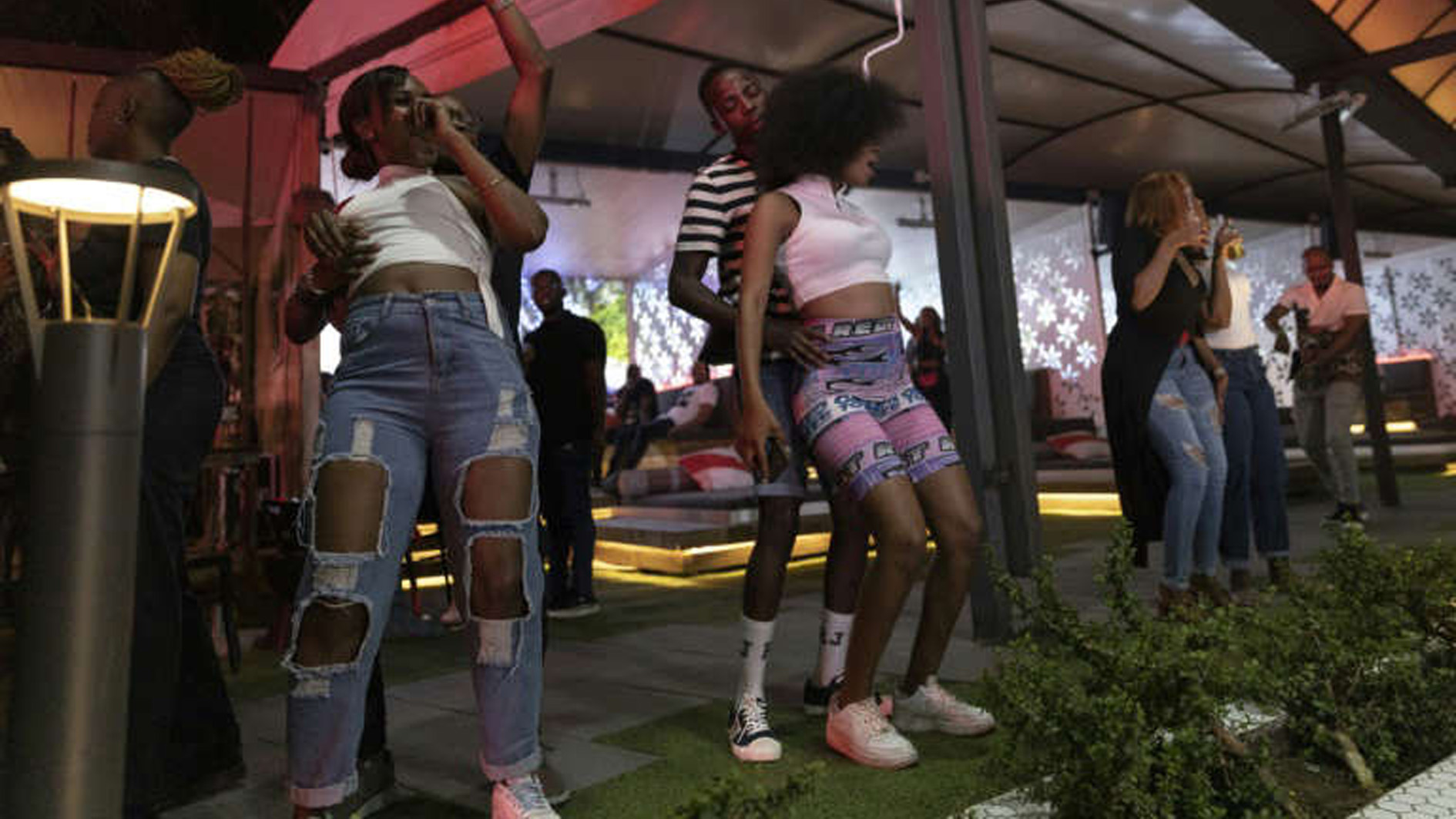 © غييم سارتوريو رقص في إحدى حانات جوهانسبرغ في 26 شباط/فبراير 2022 على أنغام موسيقى أمابيانو