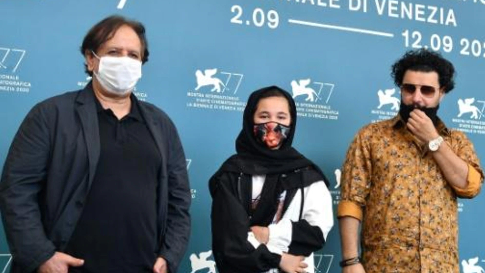 من اليسار إلى اليمين: المخرج الإيراني مجيد مجيدي والممثلة شاملة شيرزاد والممثل جواد عزتي على هامش عرض فيلم 