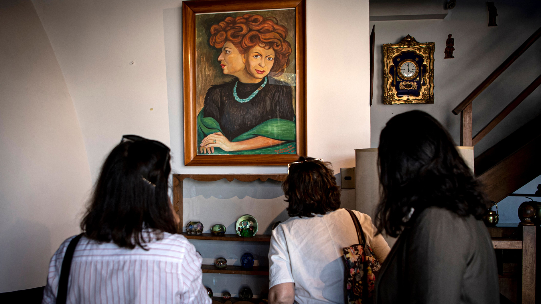 سياح ينظرون إلى لوحة في La Chascona، منزل الشاعر التشيلي بابلو نيرودا الحائز على جائزة نوبل للآداب عام 1971 في سانتياجو - 6 أبريل 2022 - AFP