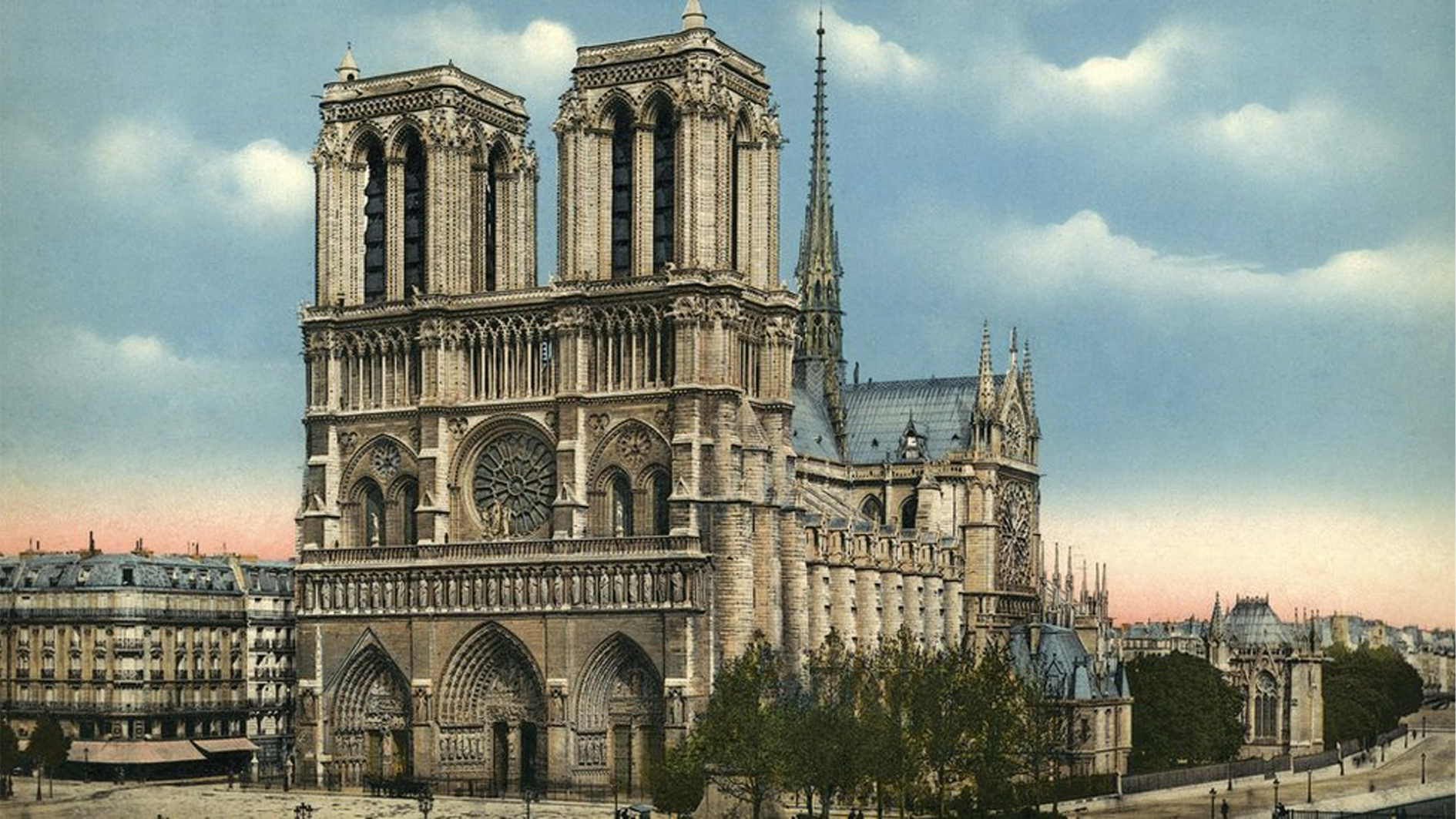 كاتدرائية نوتردام في باريس نفضت عنها رماد الحريق وبدات تستعيد رونقها