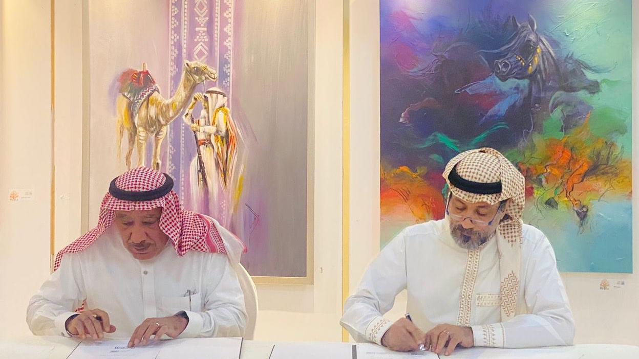 أحمد الملا  وعبدالعزيز السماعيل أثناء توقيع الإتفاقية