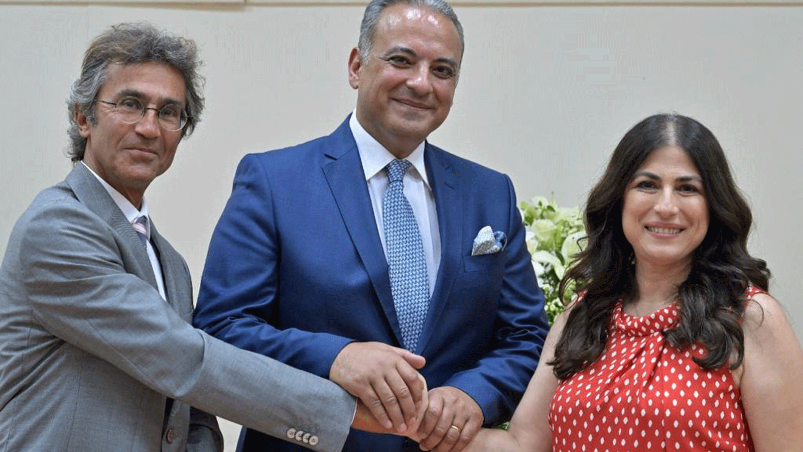 وزير الثقافة اللبنانية محمد وسام المرتضى يتوسط الفنانة الدكتورة هبة القواس والدكتور وليد مسلّم. (تويتر)