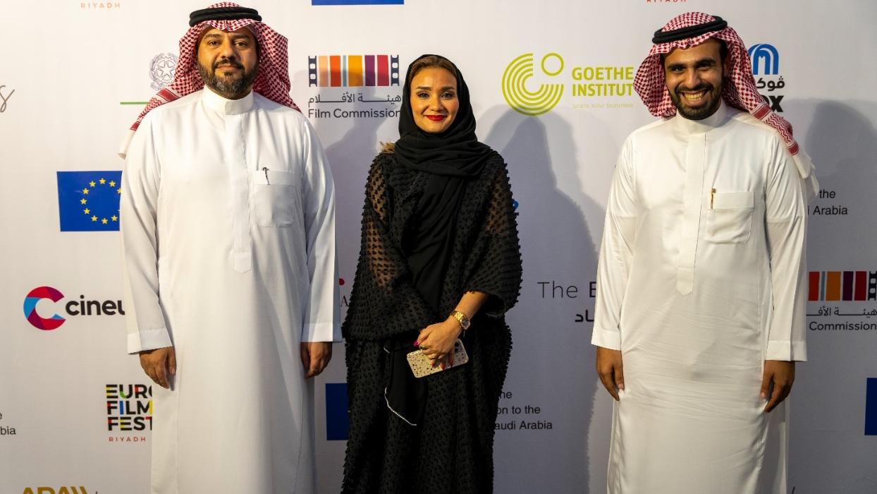 رئيس هيئة الأفلام السعودية عبدالله آل عياف وعلى يساره الرئيس التنفيذي لمجموعة الصور العربية رؤى مدني