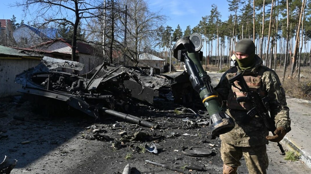 شوهد جندي أوكراني يحمل سلاحًا غربياً مضادًا للدبابات تم استخدامه لتدمير ناقلة جند مدرعة روسية في إيربين بأوكرانيا