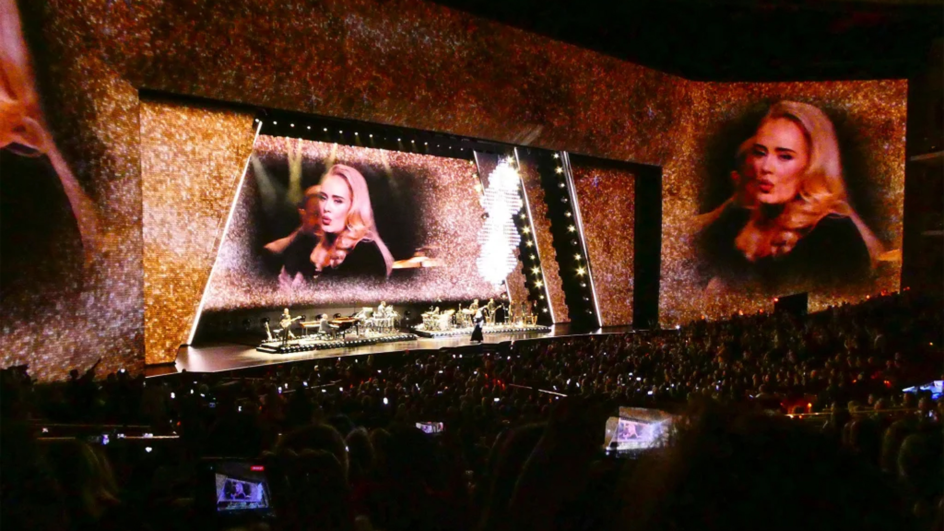 أديل تبدأ سلسلة حفلاتها في لاس فيغاس