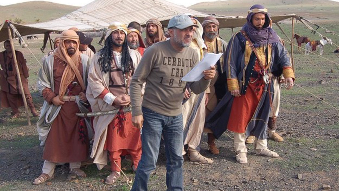 المخرج الراحل حاتم علي خلال تصوير أحد أعماله التاريخية