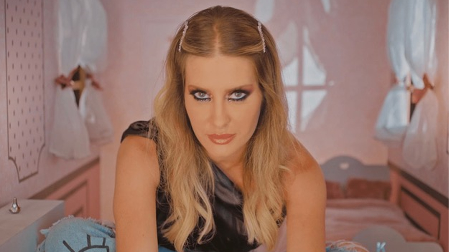 كنزة مرسلي تدعو لراحة البال بأغنية "قافلة موبايلي"