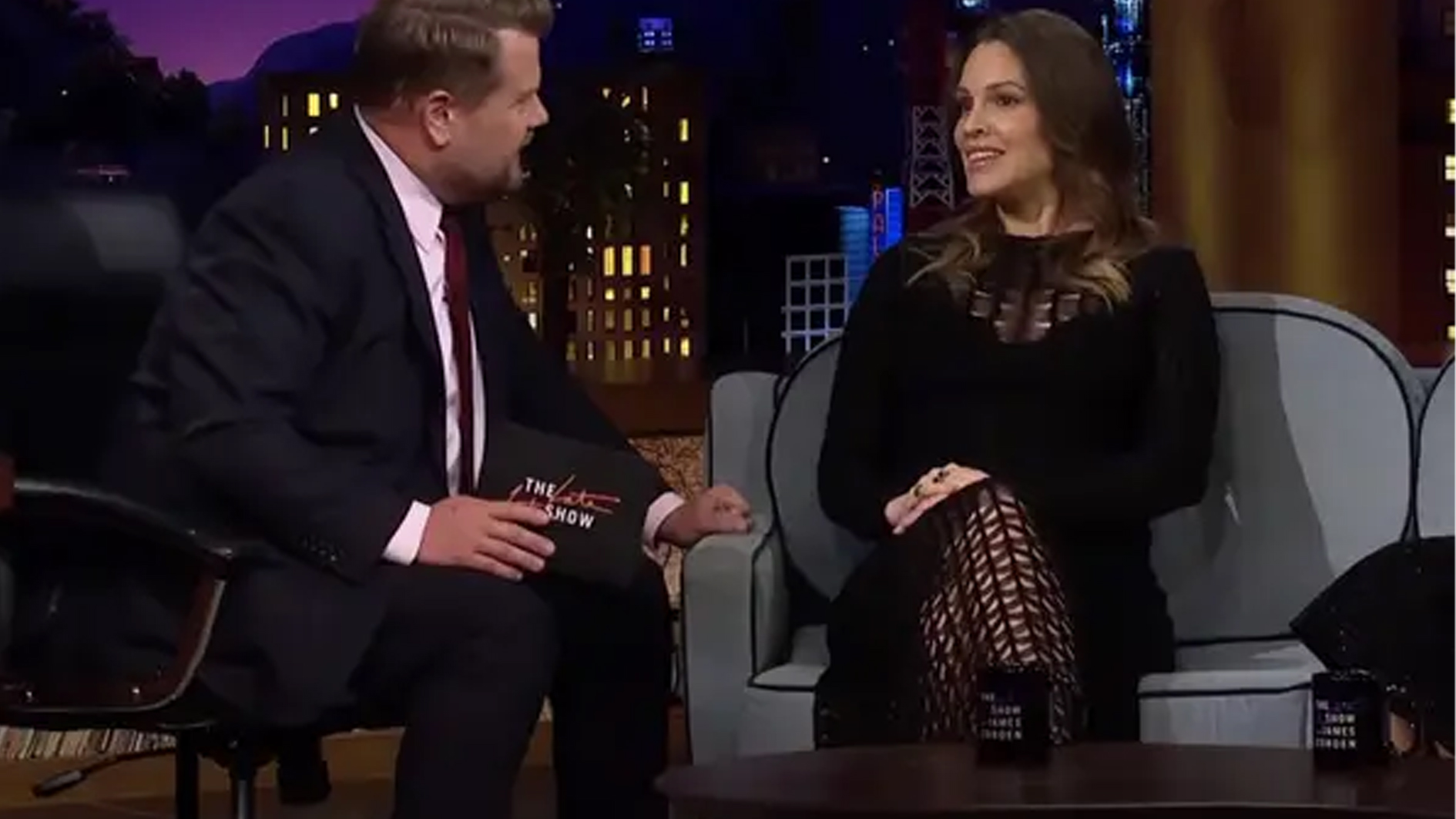 هيلاري سوانك تكشف بأنها إضطرت لإخفاء حملها خلال تصوير مسلسل "Alaska Daily"