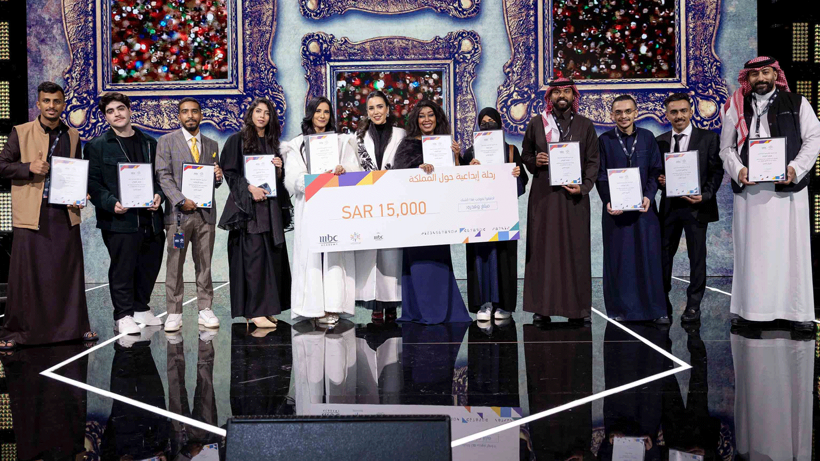 الرئيس التنفيذي لأكاديمية ام بي سي زينب أبو السمح مع الفائزين بالمركز الثاني في الفئات المختلفة