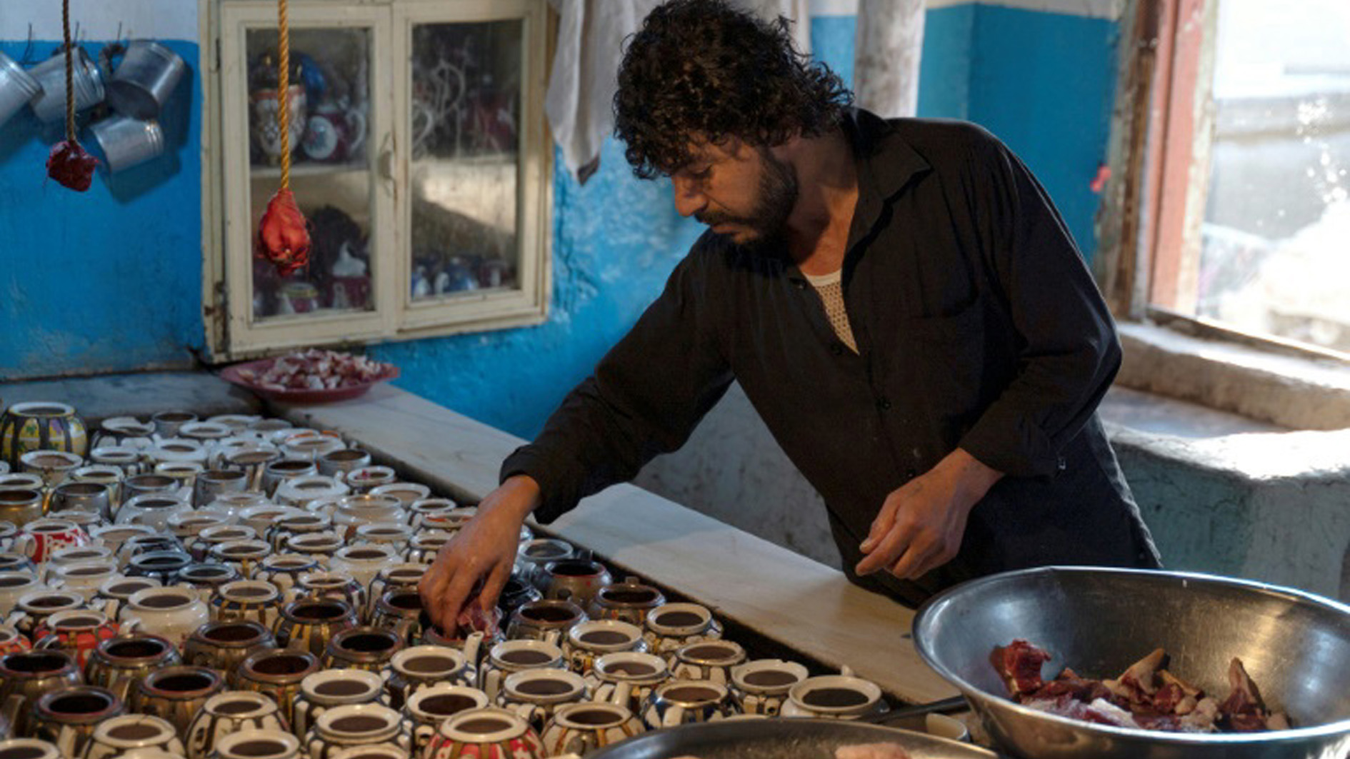 طاه أفغاني يحافظ على فن طهو طبق تقليدي محلي يُقدّم في أباريق شاي