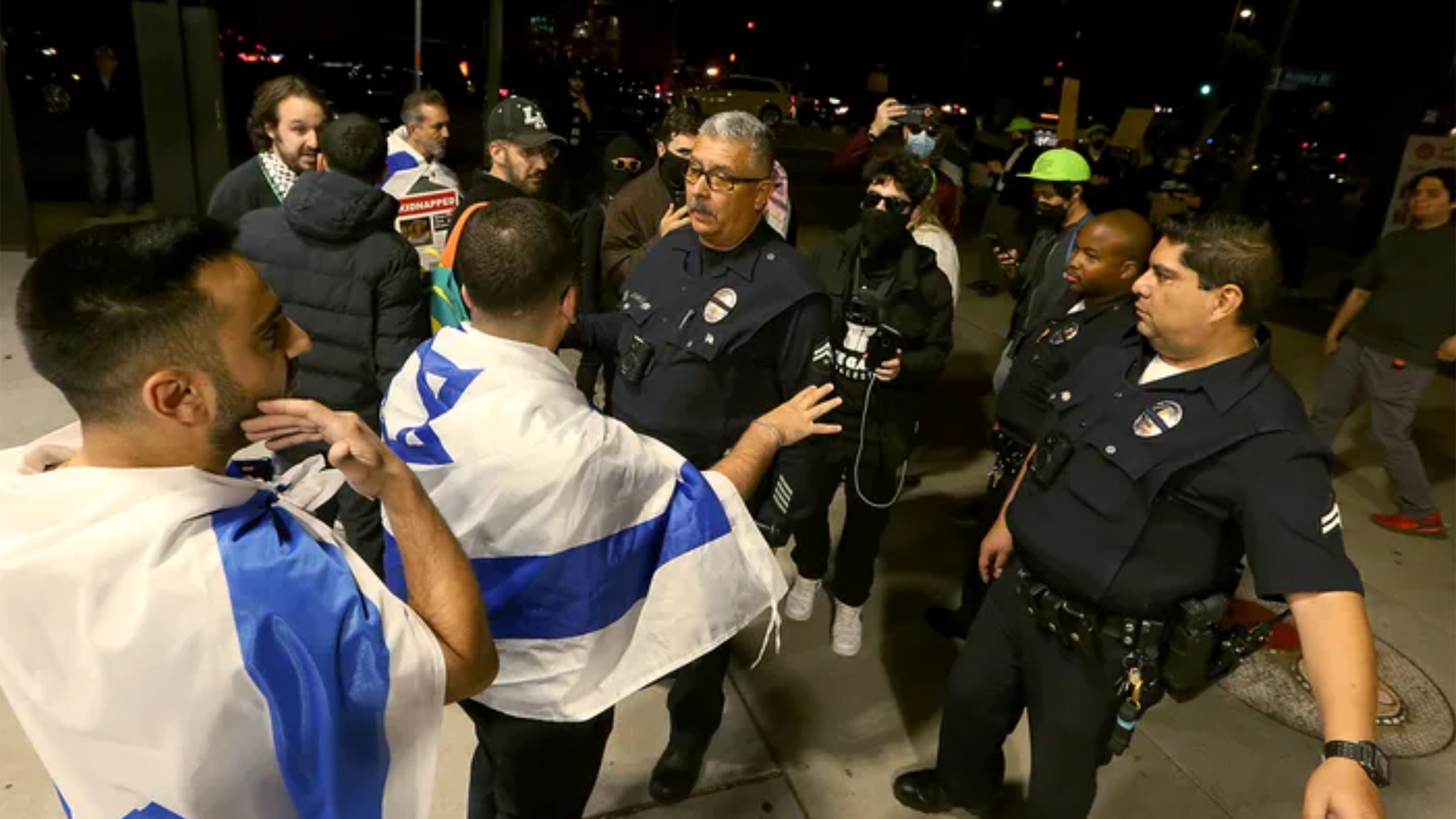 ضباط شرطة لوس أنجلوس يتفاعلون مع مؤيدين ومناهضين لإسرائيل خارج متحف التسامح في لوس أنجلوس. (غيتي إيماجز)