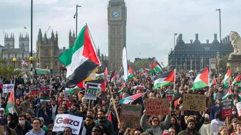 GETTY IMAGES | لا تزال شوارع بريطانيا ودول أوروبية وعربية والولايات المتحدة تشهد مظاهرات تطالب بوقف الحرب في غزة