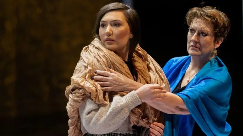 سارة كونولي تؤدي دور زرقاء اليمامة على مسرح مركز الملك فهد الثقافي بالرياض (واس)
