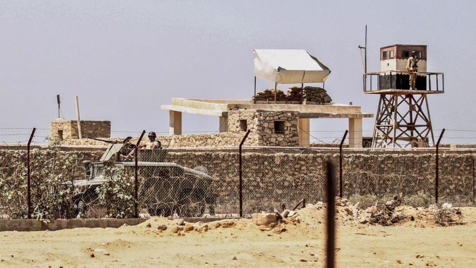 صورة أرشيفية التقطت من رفح الفلسطينية لجندي مصري يحرس برج مراقبة في رفح المصرية