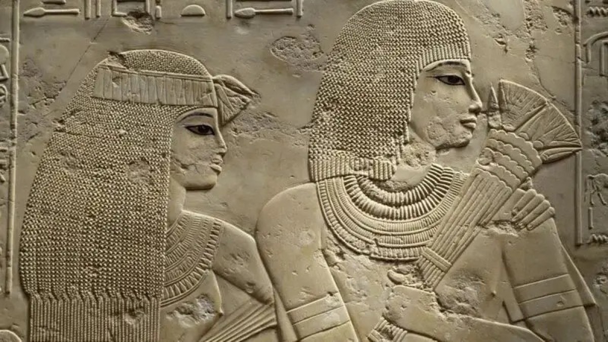 منظر لسيدة من النبلاء تستمع إلى جوار زوجها لعزف موسيقي - DEA /Getty Images