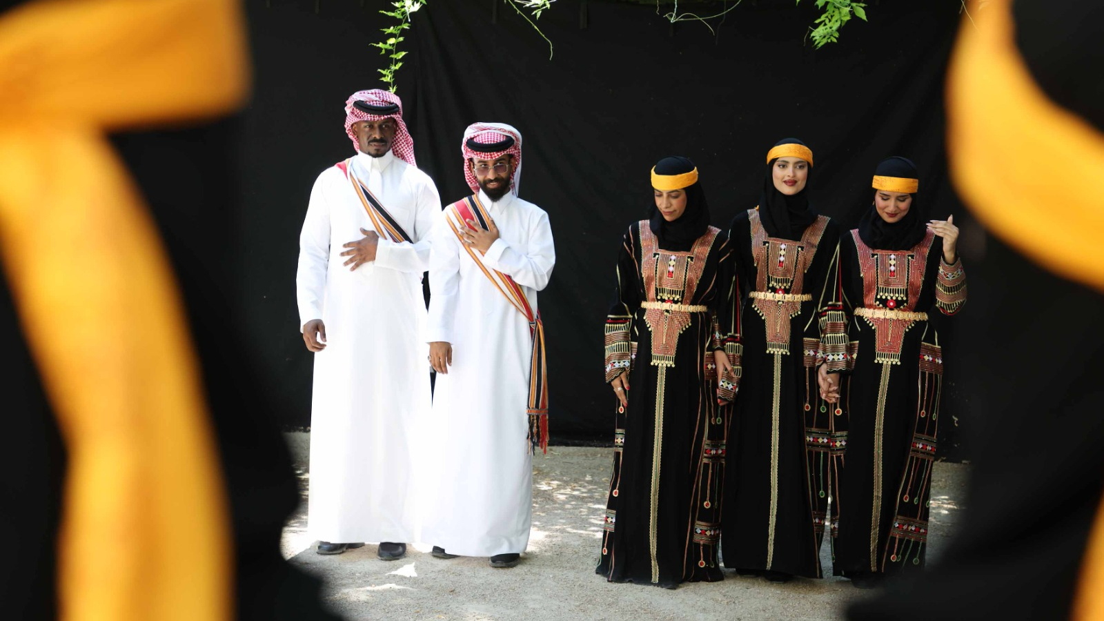 من قلب الأرض... يرقص التراث على وقع الطبول والهوية.. إيقاعات تنبض بالأصالة وتُعيد سرد الحكاية بلغة الجسد والفرح
