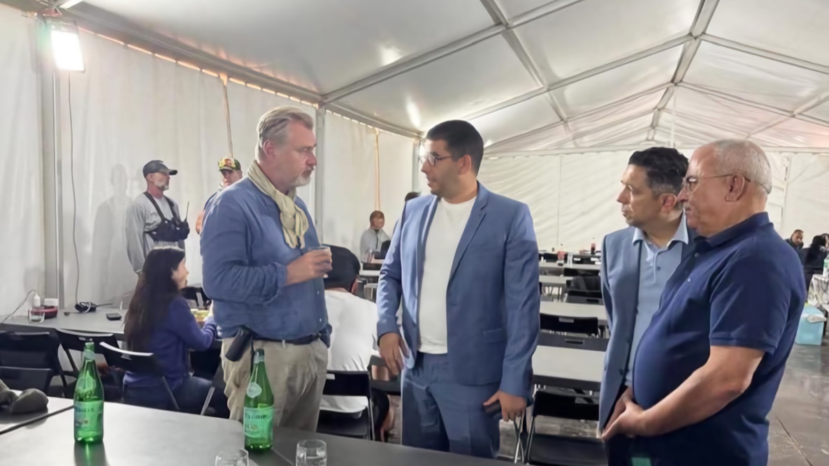 الوزير محمد المهدي بنسعيد خلال لقائه بكريستوفر نولان في الداخلة