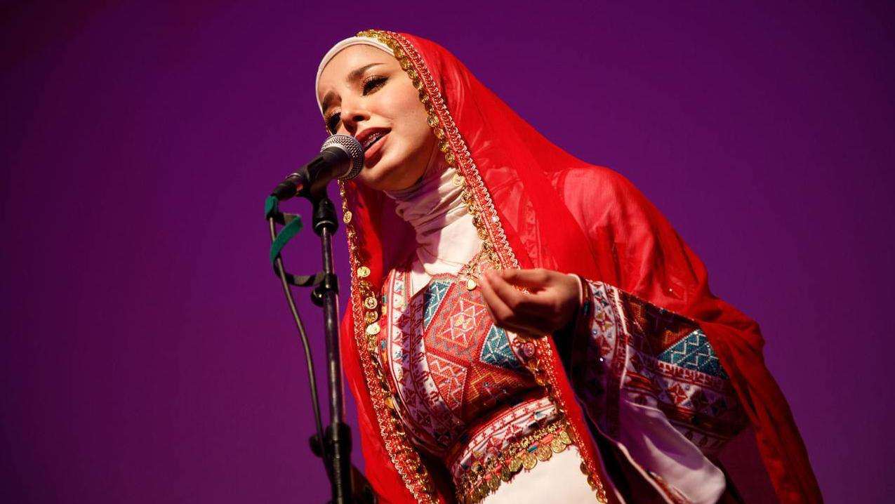 طالبة الطب، خلود ترتدي لباساً تقليدياً وتغني في حفلة