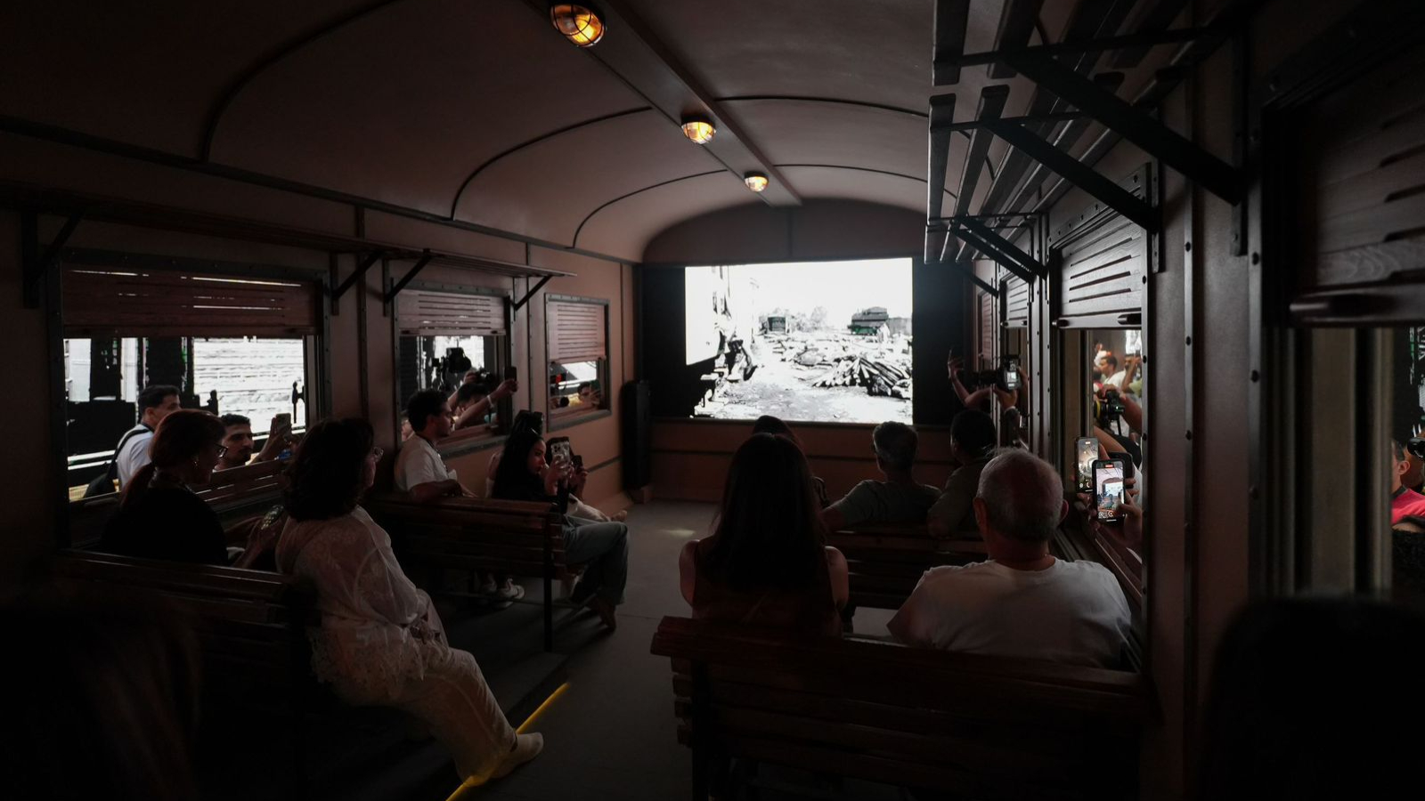 في حضرة الضوء: مهرجان الجونة السينمائي يحتفي بمئوية يوسف شاهين