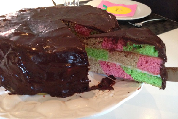 الكعكة الملونة السعيدة