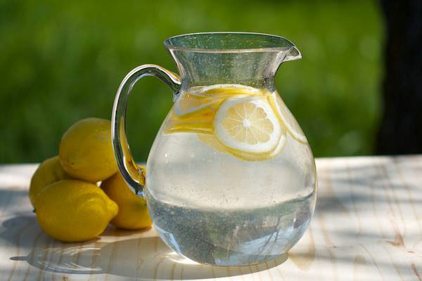 6 فوائد صحية لعصير الليمون بالماء