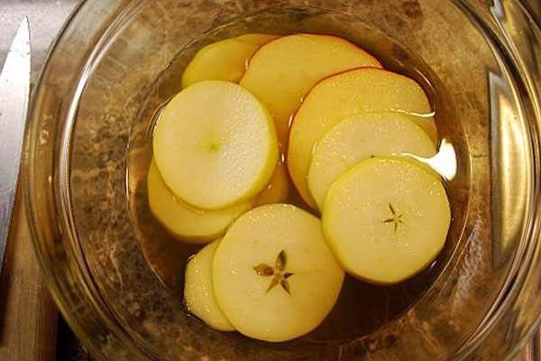  نقع التفاح بماء الليمون يحفظ لونه