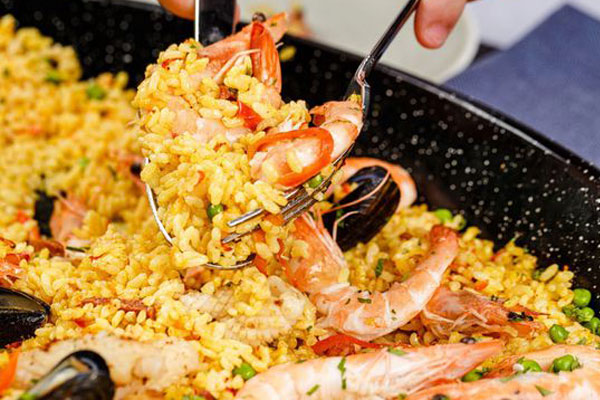 طبق الباييللا بثمار البحر