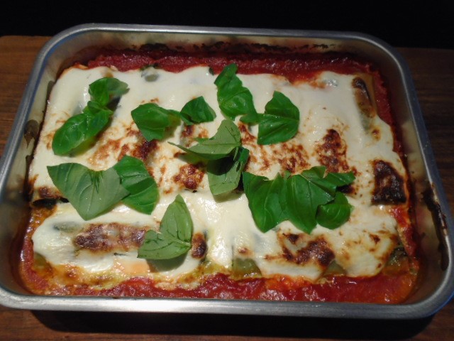 الكانيلوني بالسبانخ وصلصة الطماطم