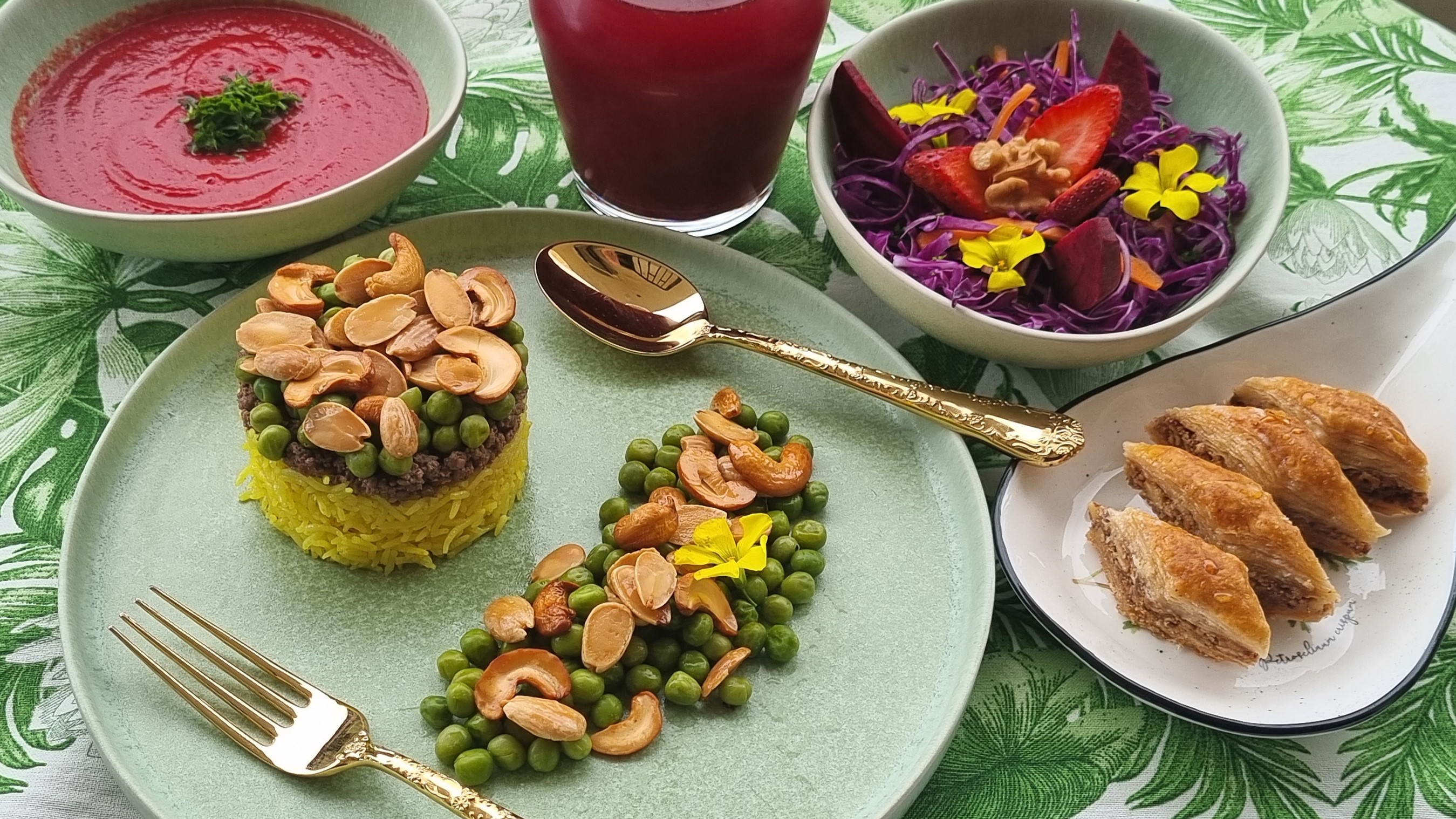 الأرز الصفربالبازيلاء الخضراء وحساء الشمندر والسلطة الحمراء وحدف رمضان