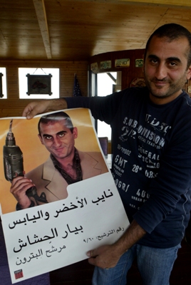 مرشح للانتخابات البرلمانية بيار الحشاش ويظهر ملصق حملته الانتخابية في مقهى في مدينة البترون 