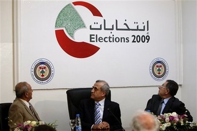 من اليسار: نبيه بري، ميشال سليمان وفؤاد السنيورة خلال افتتاح مقر الإدارة والإشراف على الانتخابات 