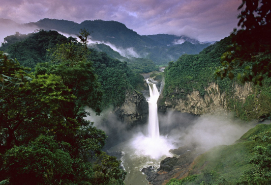 شلالات وسط الغابات الأمازونية