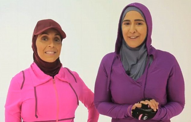 مع مساعدتها زينب