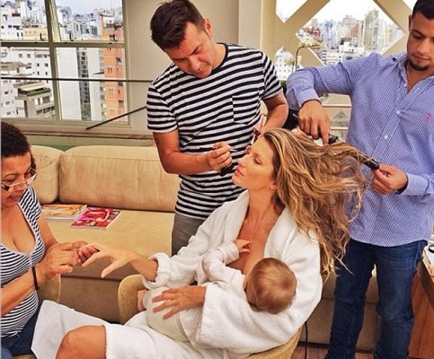 العارضة جيزيل باندشين ترضع طفلها أثناء جلسة تجميل