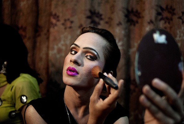 شاب متحول الى فتاة تضع المكياج