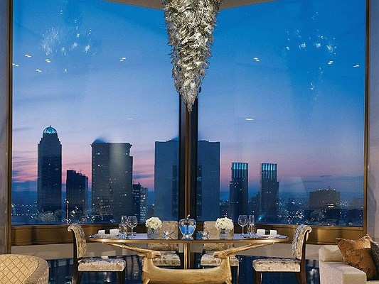 طاولة العشاء ومشهد بانورامي لمدينة نيويورك