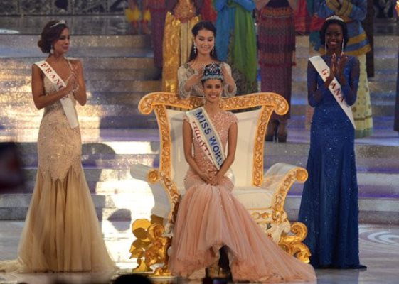 ملكة جمال العالم 2012 تضع التاج على رأس الملكة الجديدة