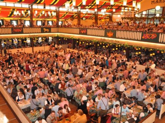 مكان يجمع عدد كبير من المحتفلين