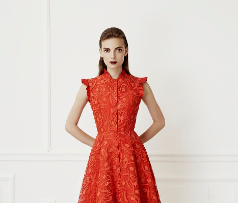 الفستان الأحمر الأنيق من مجموعة نيفينا نيكولوفا 