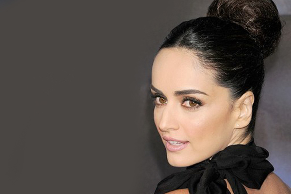 شعر مشدود من الوسط