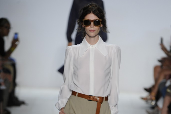 القميص الأبيض هو العنصر الأكثر تنوعاً في خزانة الملابس