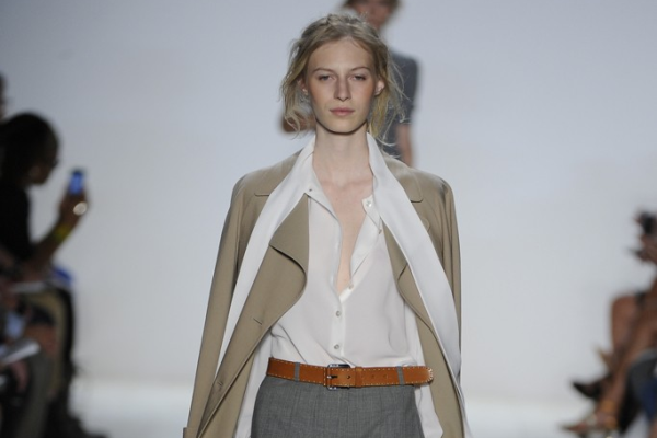  بعض النساء مدمنات على اقتناء العشرات من القمصان البيضاء