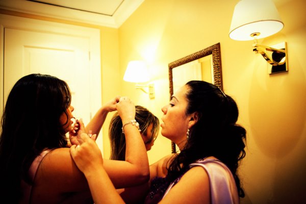 عروس برازيلية تتحضر للاحتفال مع صديقاتها قبل العرس بيوم