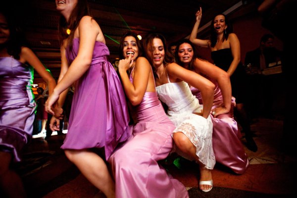 مشاركة العروس فرحتها